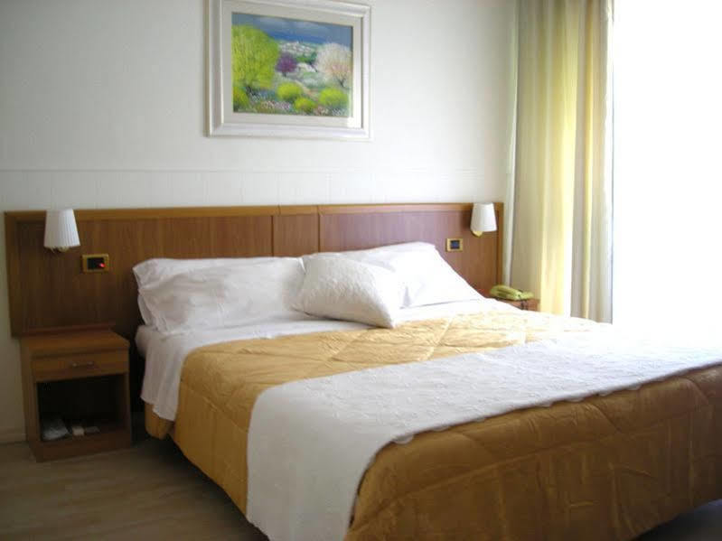Hotel De La Ville Central Latina Bagian luar foto